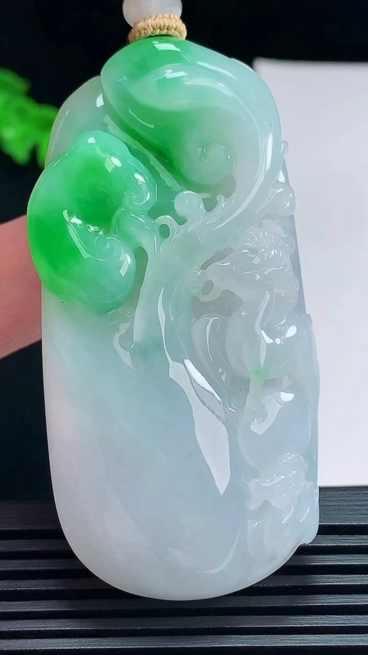 天然A货翡翠生肖羊牌吊坠，尺寸64.5-31-11.5 重量:49.44g
7月11日