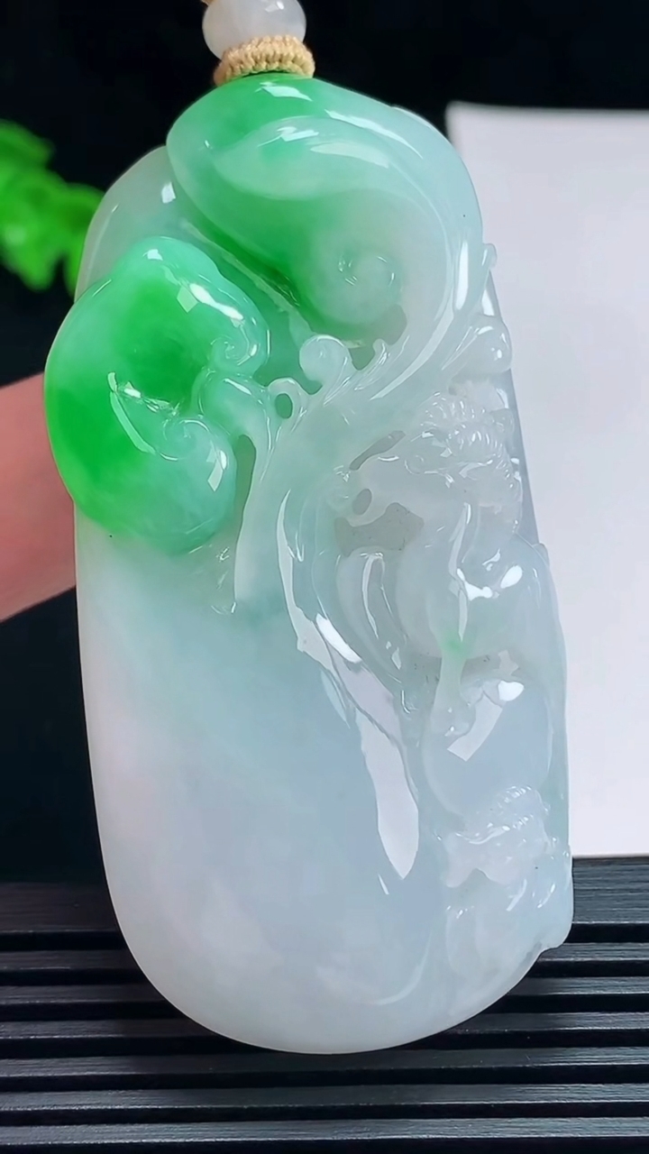 天然A货翡翠生肖羊牌吊坠，尺寸64.5-31-11.5 重量:49.44g
7月11日