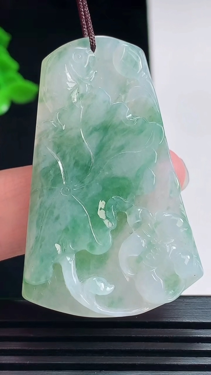 天然A货翡翠飘花和和美美 荷叶鱼吊坠，尺寸48.6-31-6 重量:16.42g
7月11日
