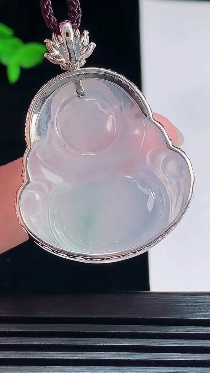 天然A货翡翠种飘花佛公吊坠，尺寸43-31.5-8.5，裸石32-31 重量:10.75g
7月11日