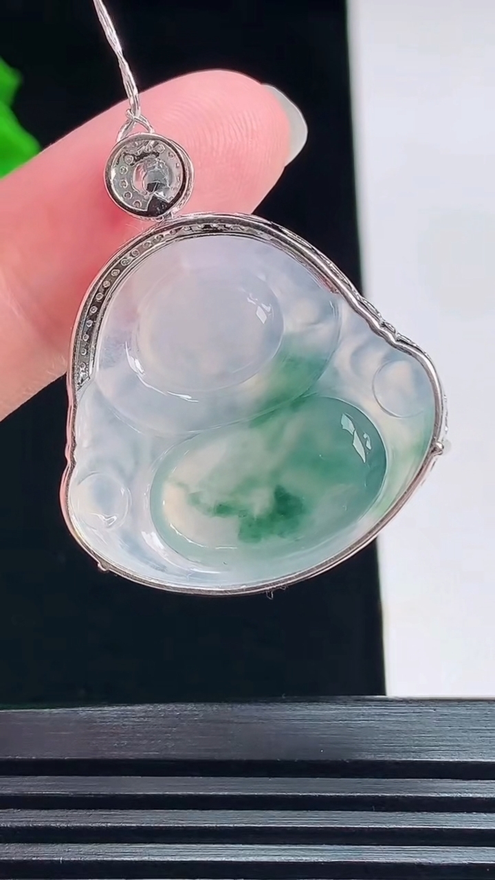 天然A货翡翠种飘花佛公吊坠，尺寸34-29-9，裸石26-29 重量:7.89g
7月11日