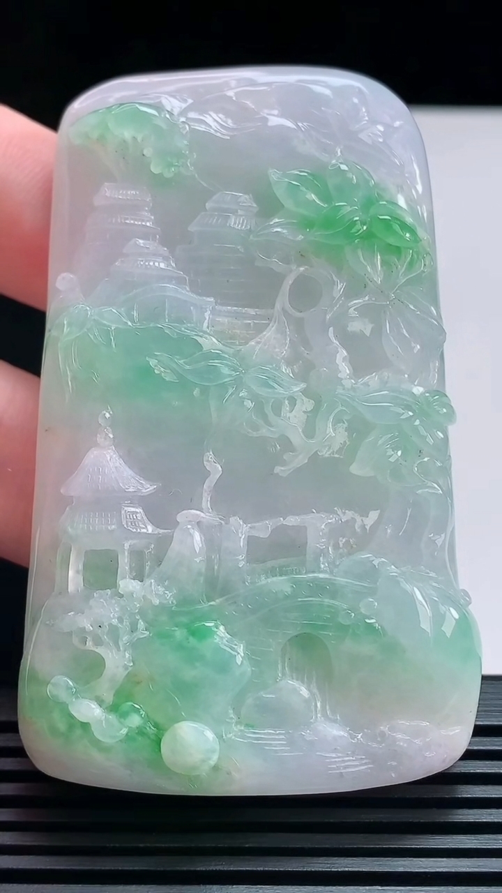 天然A货翡翠山水牌吊坠，尺寸74-45-14 重量:99.69g  hxl
7月12日