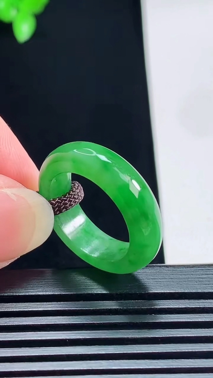 天然A货翡翠玉指环 戒指，尺寸16.6-6-3.2 重量:3.79g2026年7月12日
工厂直销收藏佳品,种好水足，色泽均匀，有种有色，上手高大气！