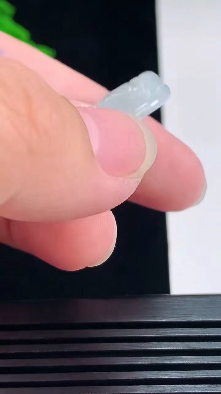 天然A货翡翠飘花正装观音吊坠，尺寸40-26-6 重量:10.94g
7月12日