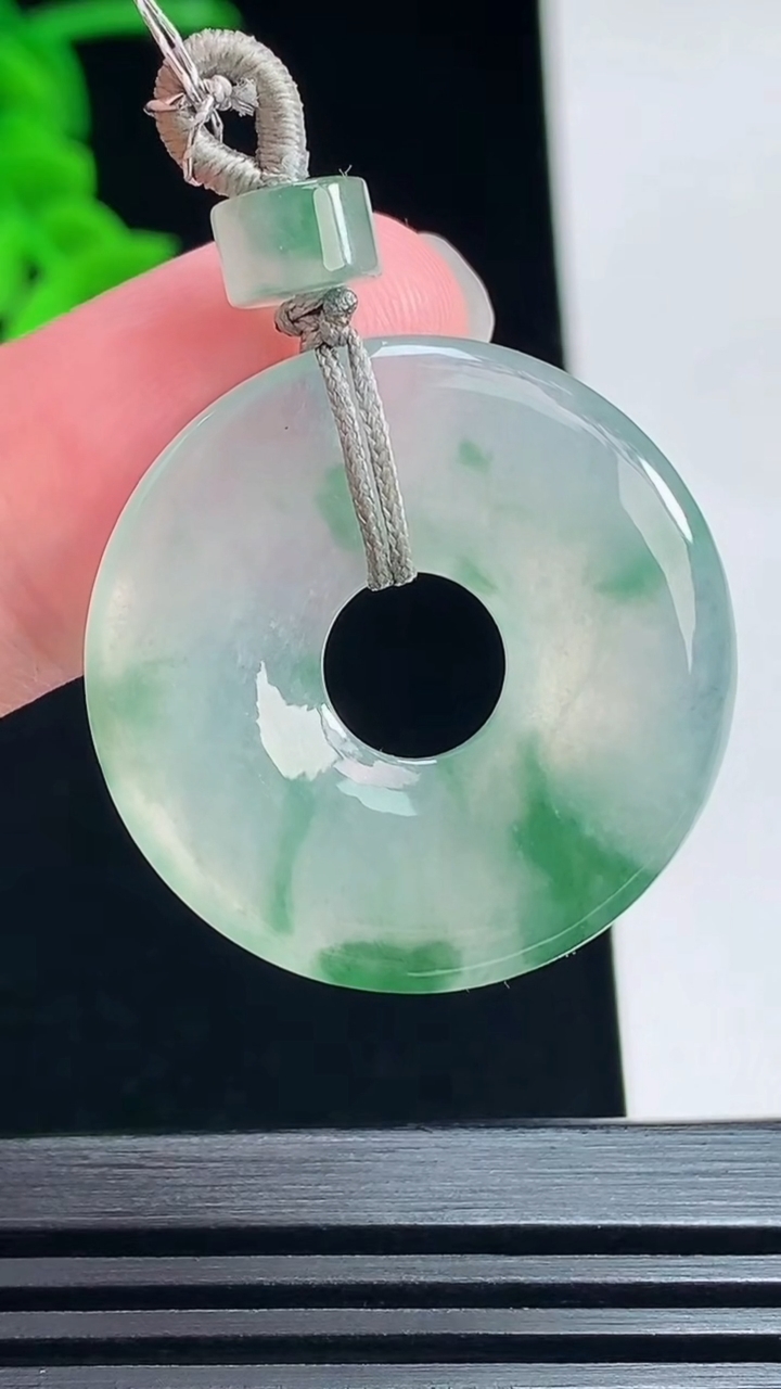 天然A货翡翠平安环吊坠，尺寸28-4 重量:7.38g
7月12日