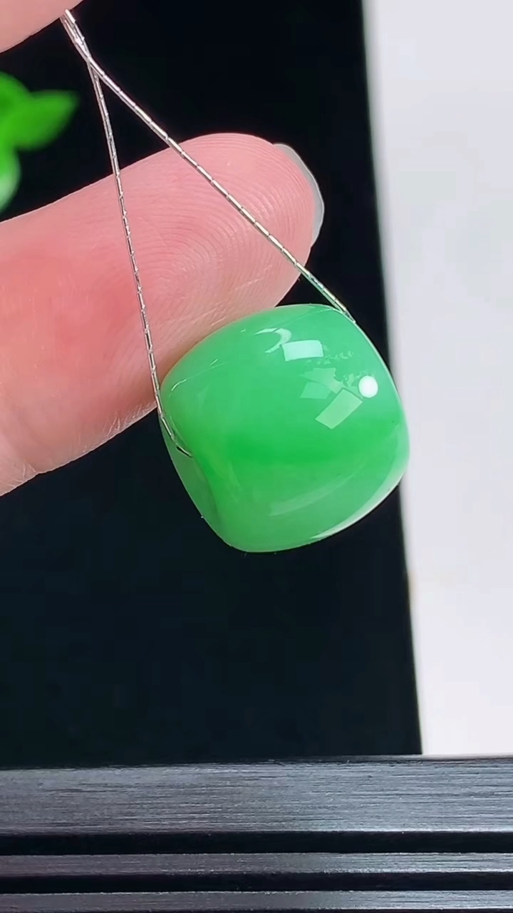 天然A货翡翠路路通吊坠，尺寸13-14 重量:5.63g
7月12日
