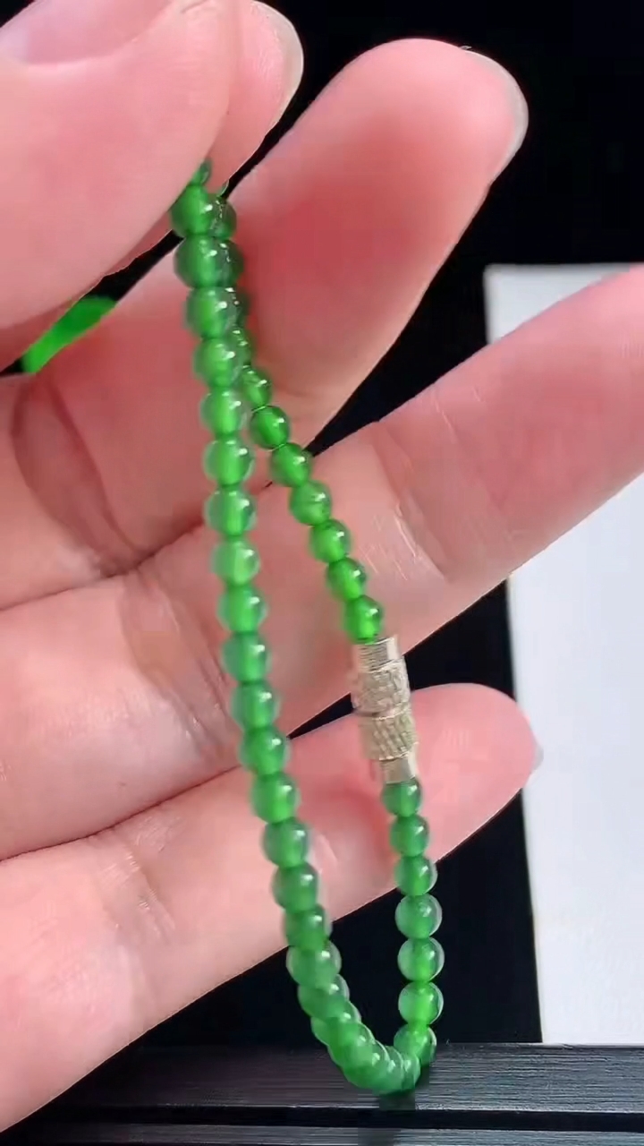 天然A货翡翠小米圆珠手串，尺寸3.5-54颗 重量:4.08g7月12日
工厂直销收藏佳品,种好水足，色泽均匀，有种有色，上手高大气！