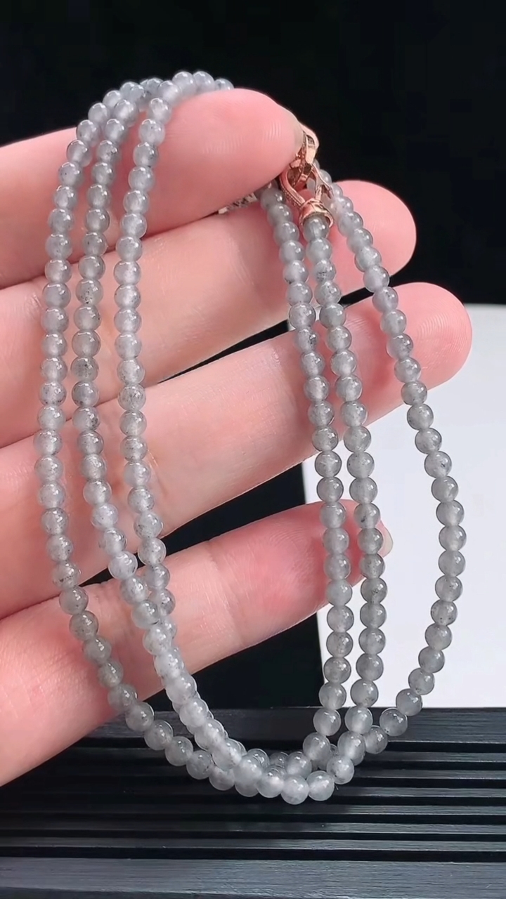 天然A货翡翠乌鸡种小米圆珠项链，尺寸3.6-198颗 重量:14.87g
7月12日