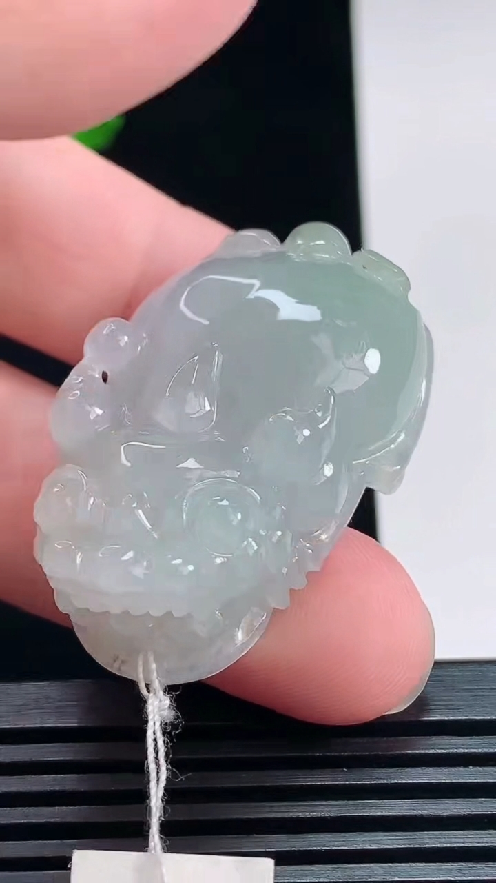 天然A货翡翠貔貅吊坠，尺寸40-25.8-15.8 重量:29.36g
7月12日