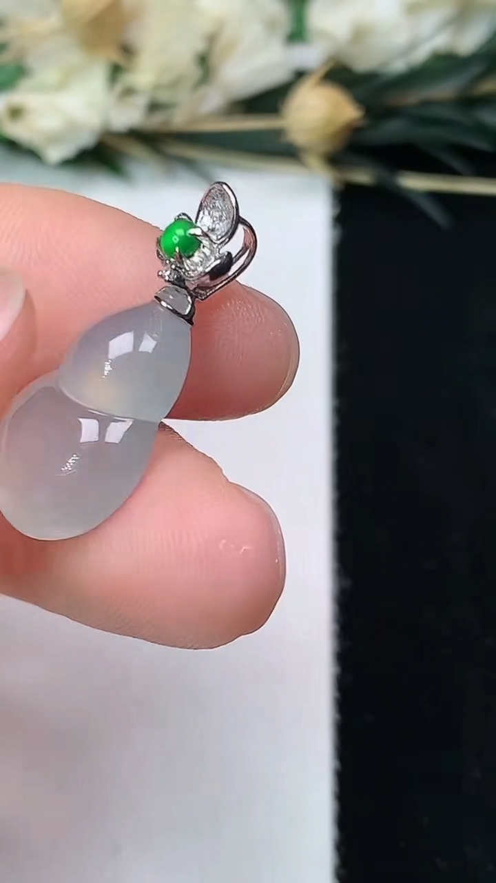 天然A货翡翠白冰葫芦吊坠，尺寸17-11.6-4.7，重量:2.14g
7月12日