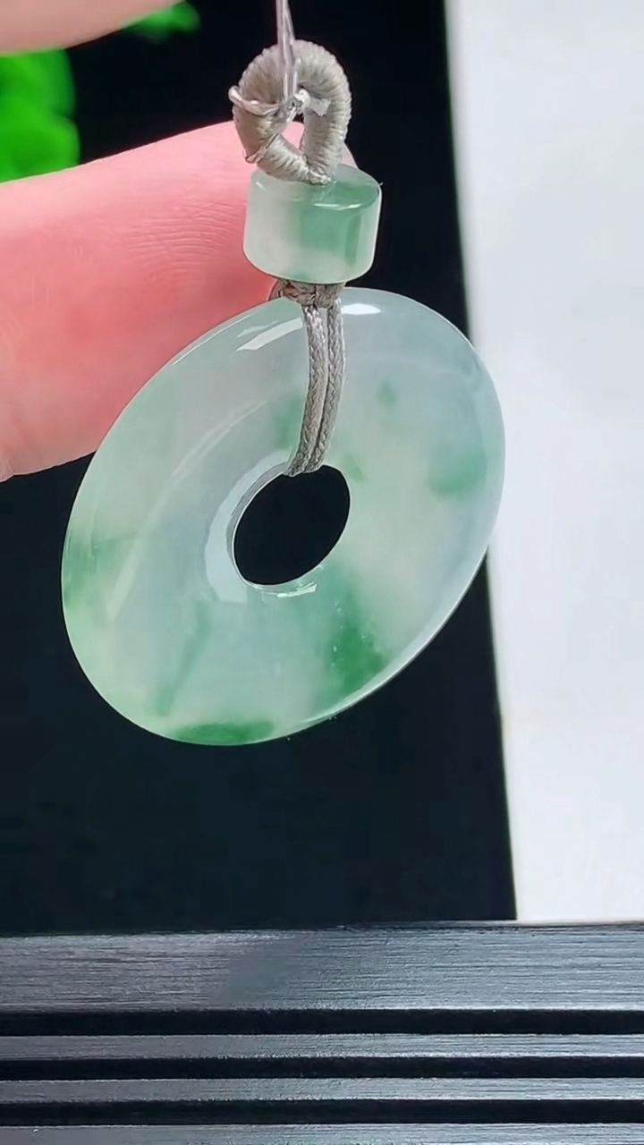 天然A货翡翠平安环吊坠，尺寸28-4 重量:7.38g
7月12日