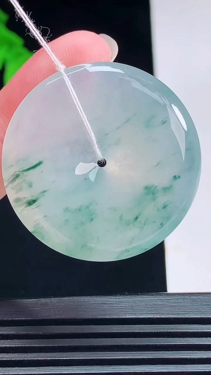 天然A货翡翠种飘花平安扣吊坠，尺寸34-5.2 重量:13.30g
7月12日