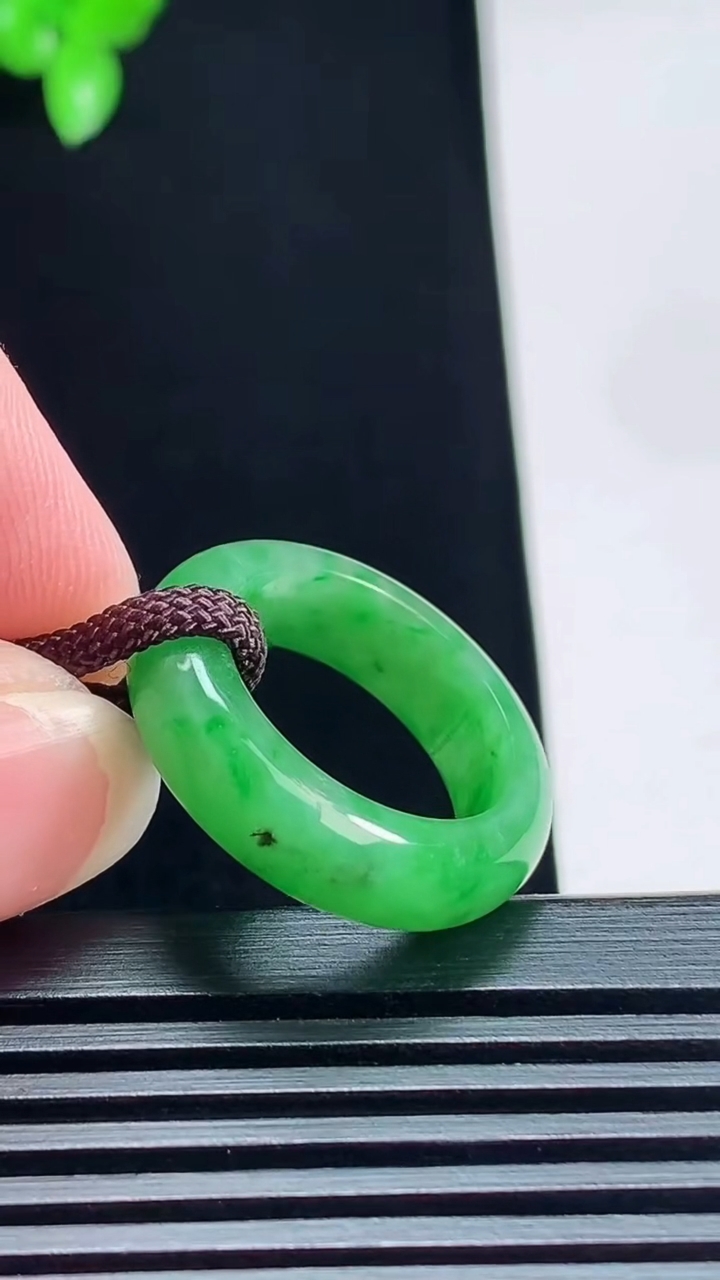 天然A货翡翠玉指环 戒指，尺寸16.6-6-3.2 重量:3.79g2026年7月12日
工厂直销收藏佳品,种好水足，色泽均匀，有种有色，上手高大气！