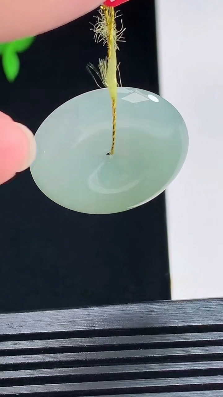 天然A货翡翠平安扣吊坠，尺寸25.5-5.2 重量:7.42g
7月12日