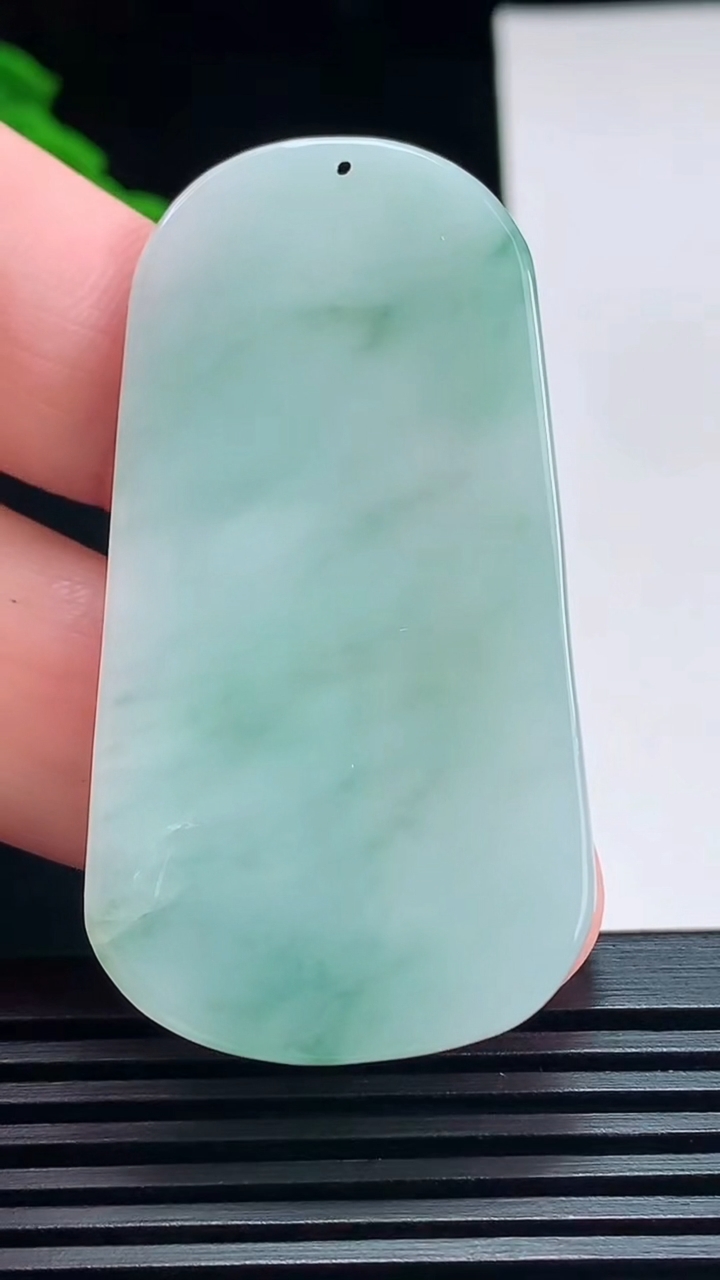 天然A货翡翠观音菩萨吊坠，尺寸54-28-6 重量:18.62g
7月12日