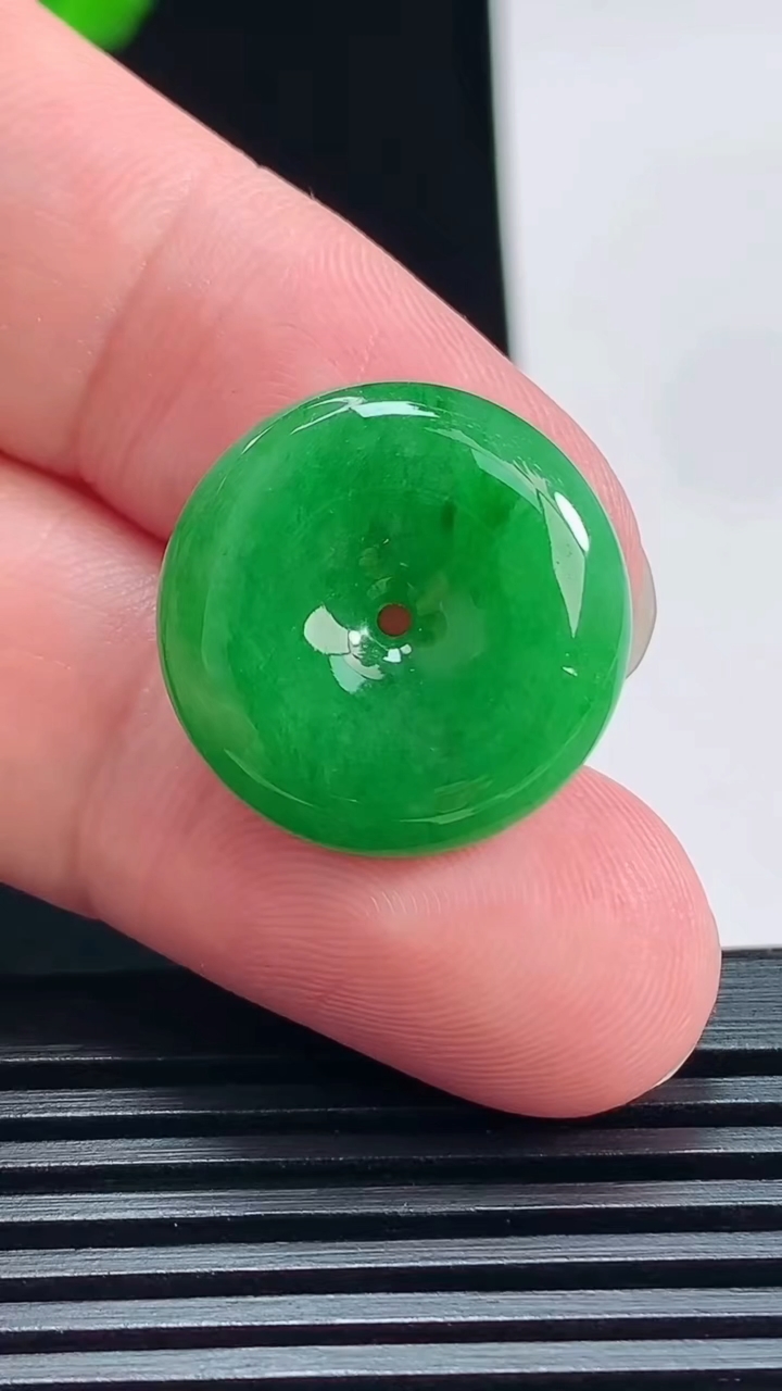 天然A货翡翠平安扣吊坠，尺寸20-5.5 重量:4.50g
7月12日