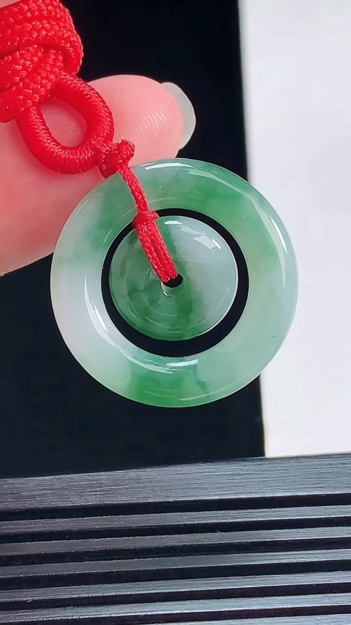 天然A货翡翠飘花母子平安扣吊坠，尺寸25-4 重量:6.91g
7月12日