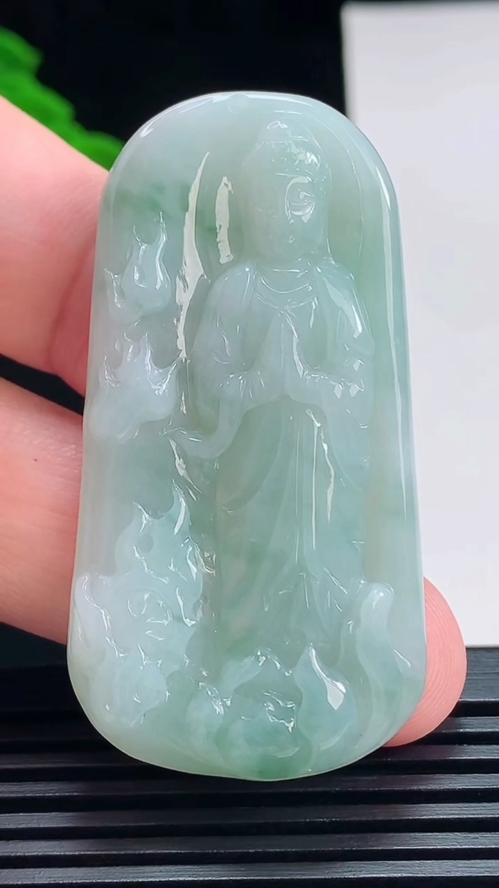 天然A货翡翠观音菩萨吊坠，尺寸54-28-6 重量:18.62g
7月12日