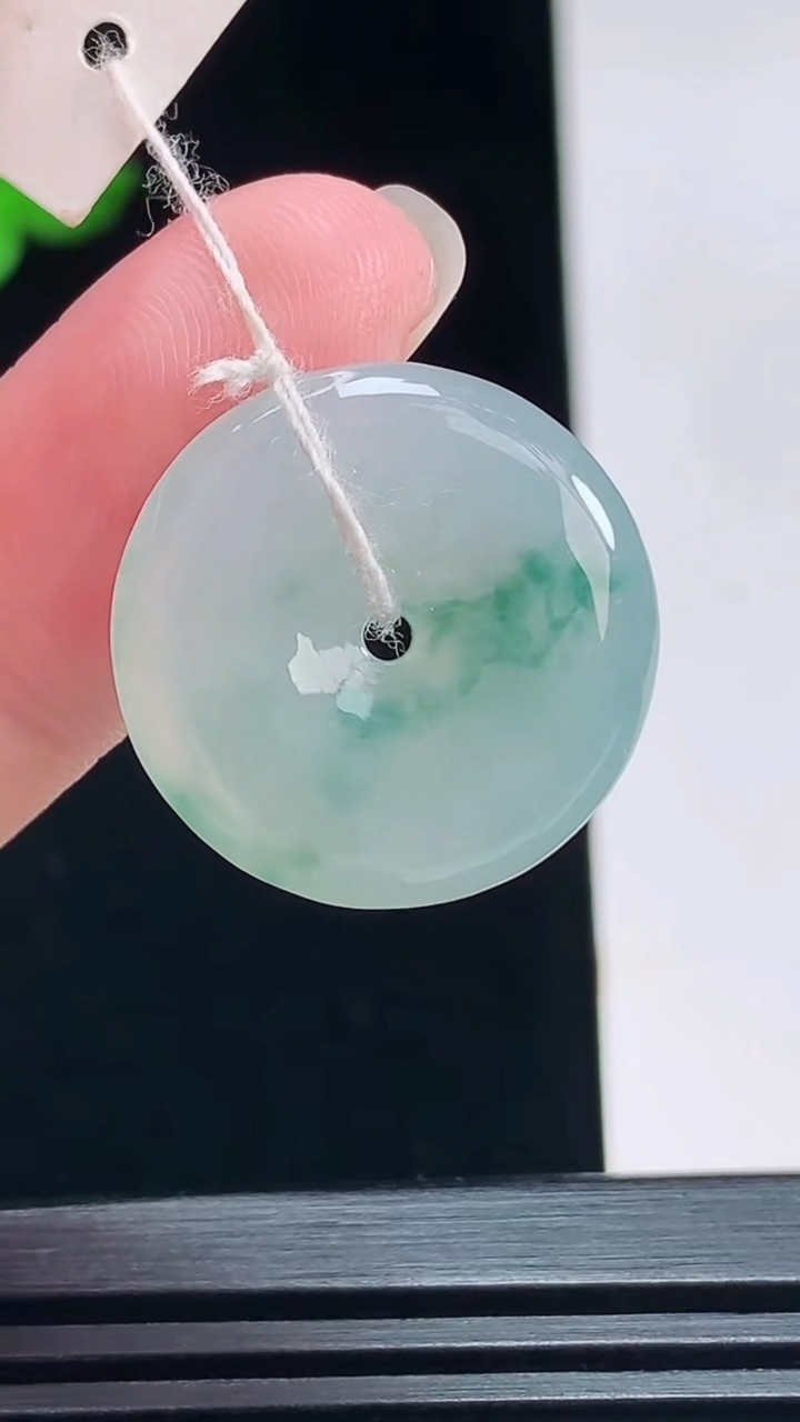 天然A货翡翠飘花平安扣吊坠，尺寸21-4.5 重量:4.51g
7月12日