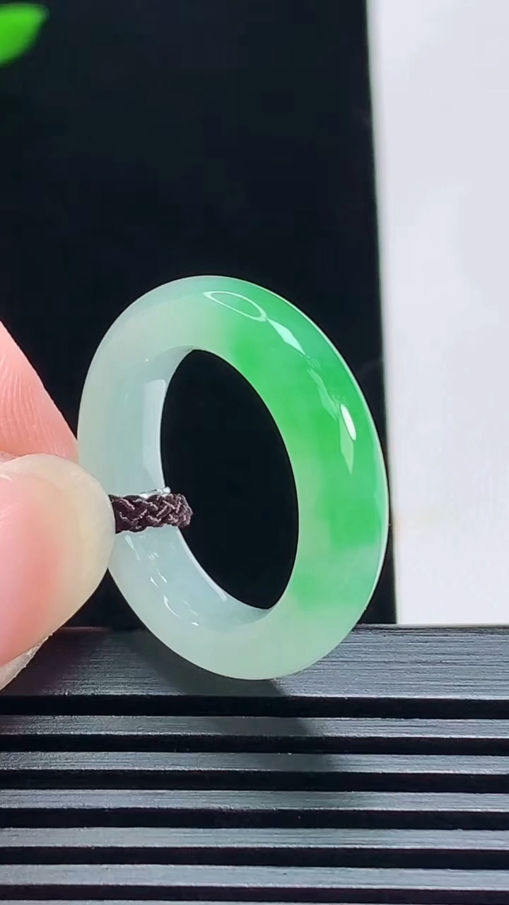 天然A货翡翠玉指环 戒指，尺寸17.3-5.2-4 重量:4.72g2026年7月12日
工厂直销收
