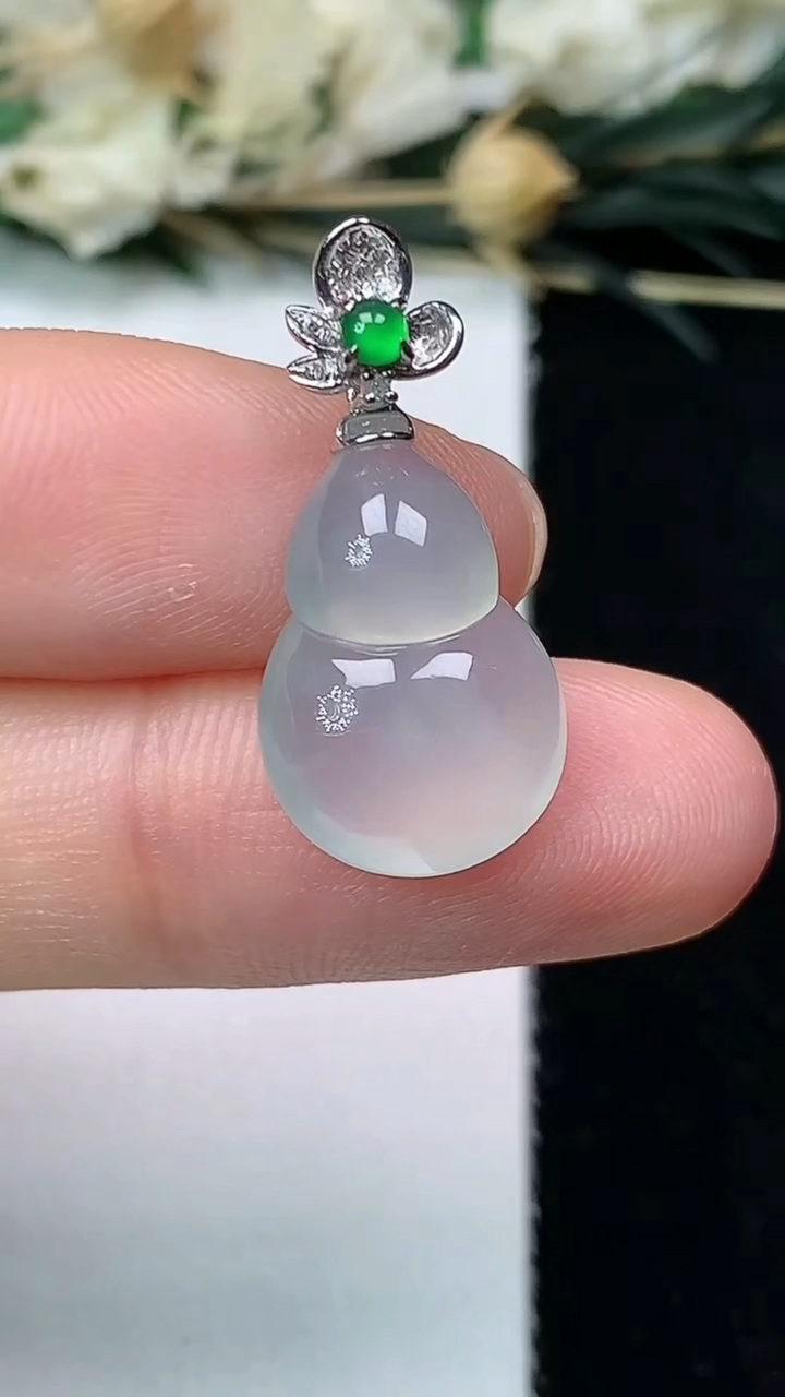 天然A货翡翠白冰葫芦吊坠，尺寸17-11.6-4.7，重量:2.14g
7月12日
