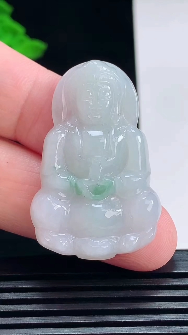 天然A货翡翠飘花正装观音吊坠，尺寸40-26-6 重量:10.94g
7月12日