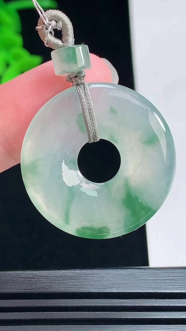 天然A货翡翠平安环吊坠，尺寸28-4 重量:7.38g
7月12日