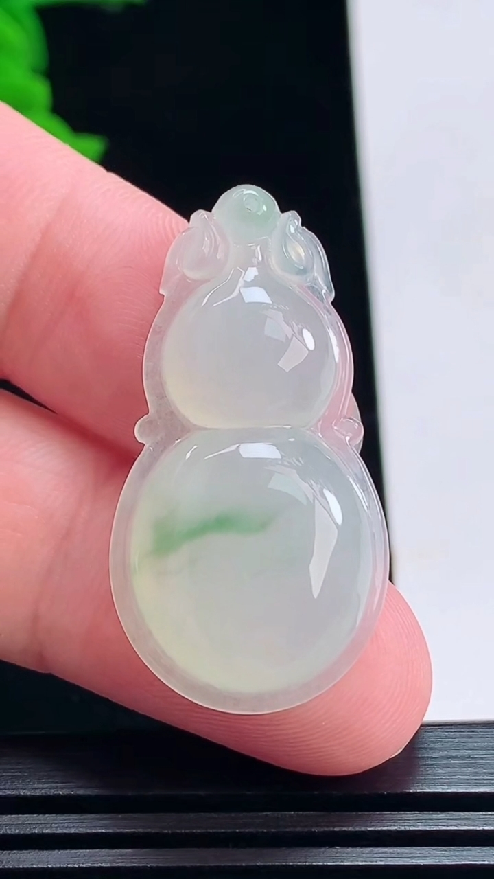 天然A货翡翠葫芦吊坠，尺寸36.6-19-5.8 重量:6.17g
7月12日