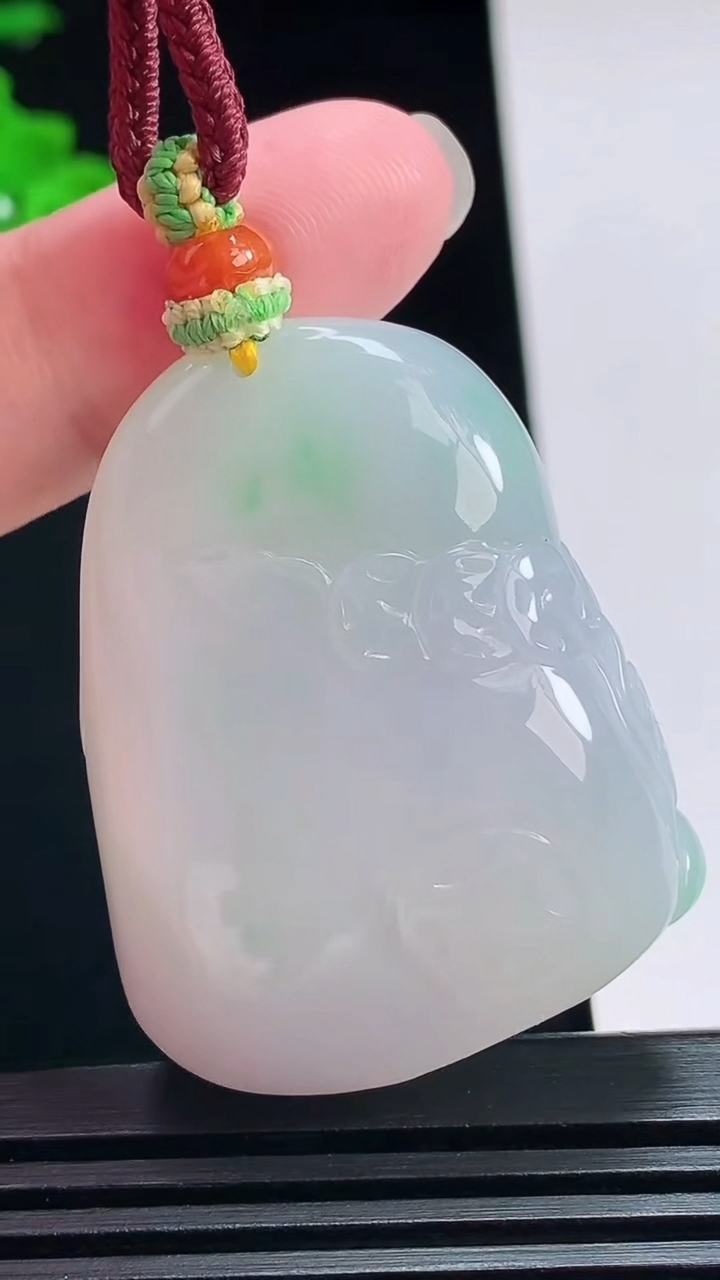 天然A货翡翠春带彩 紫罗兰逍遥佛吊坠，尺寸39-32-17.5 重量:42.80g
7月12日