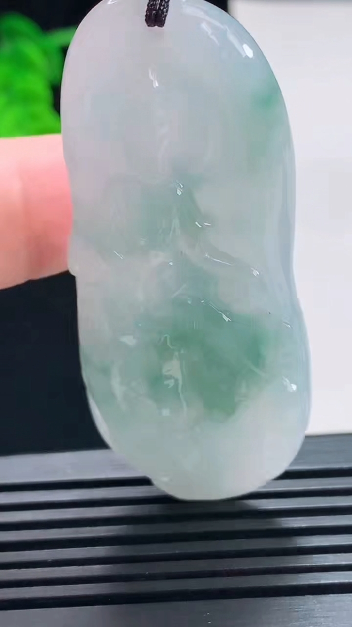 天然A货翡翠飘花观音菩萨吊坠，尺寸64-27-6 重量:21.84g
7月12日