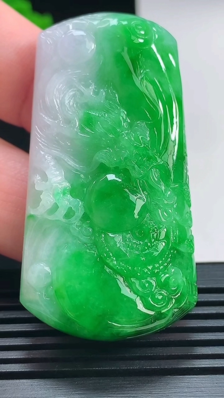 天然A货翡翠龙牌吊坠，尺寸55-28.6-10 重量:33.22g
7月12日