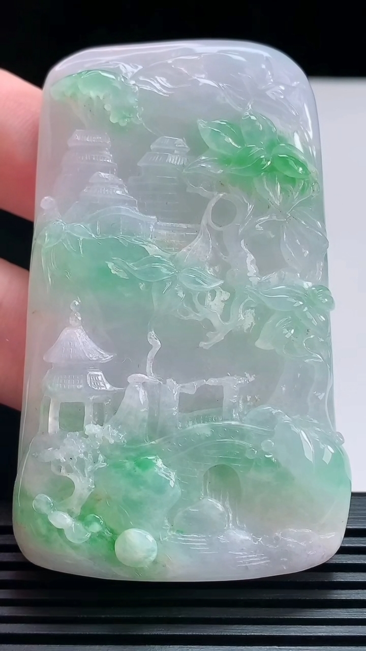 天然A货翡翠山水牌吊坠，尺寸74-45-14 重量:99.69g  hxl
7月12日