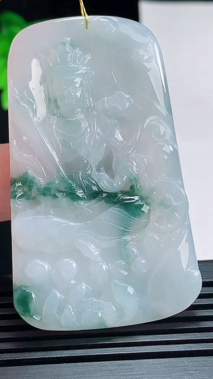天然A货翡翠飘花虚空藏菩萨吊坠，尺寸61-37-4.2 重量:22.69g
7月12日