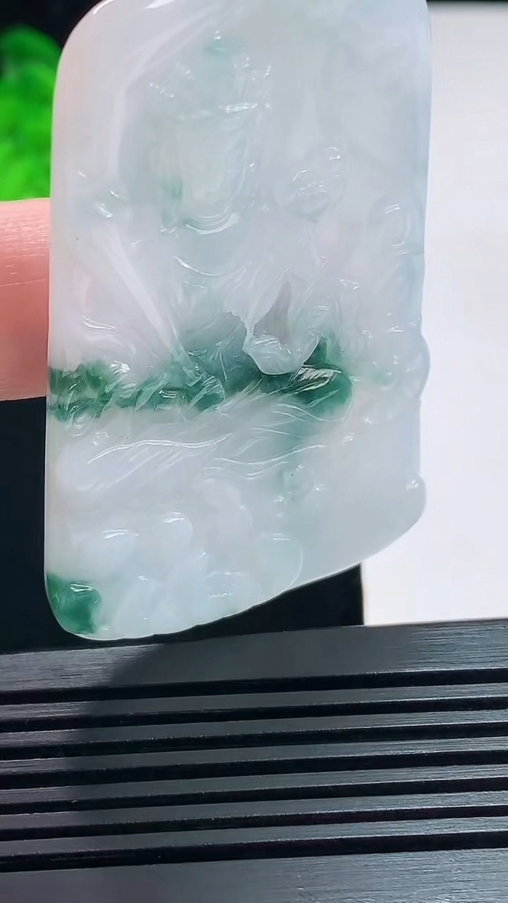 天然A货翡翠飘花虚空藏菩萨吊坠，尺寸61-37-4.2 重量:22.69g
7月12日