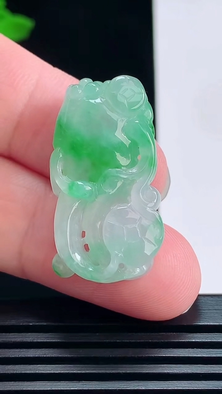 天然A货翡翠佛手瓜吊坠，尺寸31-16-8.6 重量:7.67g
7月12日
