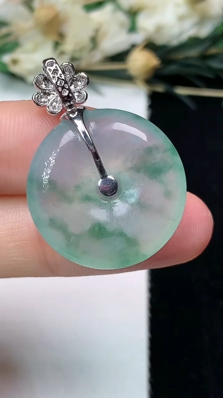 天然A货翡翠平安扣吊坠，尺寸21.9-5.2，重量:5.82g
7月12日