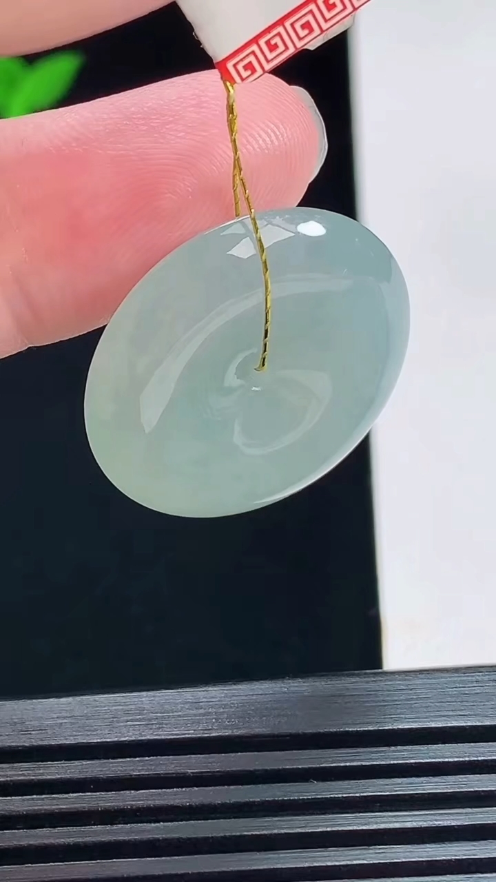 天然A货翡翠平安扣吊坠，尺寸25.2-5.6 重量:7.62g
7月12日