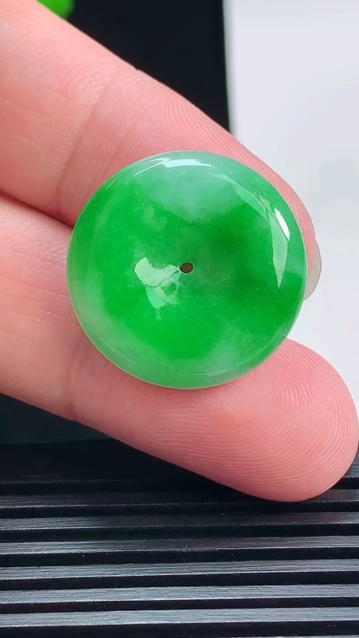 天然A货翡翠平安扣吊坠，尺寸22-5.5 重量:5.77g
7月12日
