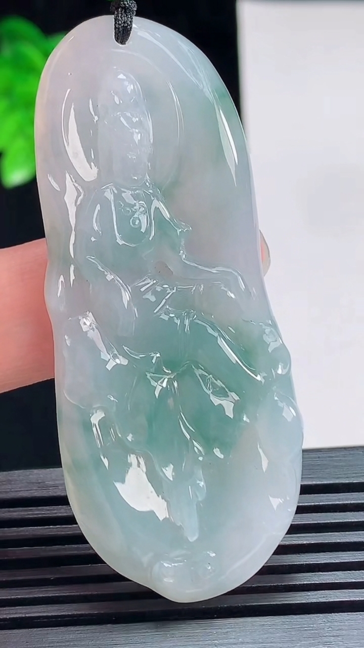天然A货翡翠飘花观音菩萨吊坠，尺寸64-27-6 重量:21.84g
7月12日