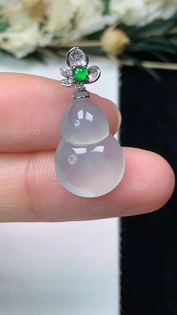 天然A货翡翠白冰葫芦吊坠，尺寸17-11.6-4.7，重量:2.14g
7月12日