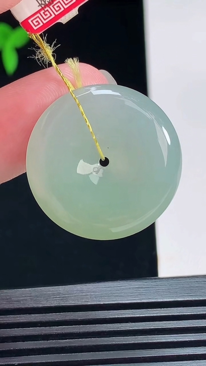 天然A货翡翠平安扣吊坠，尺寸25.5-5.2 重量:7.42g
7月12日