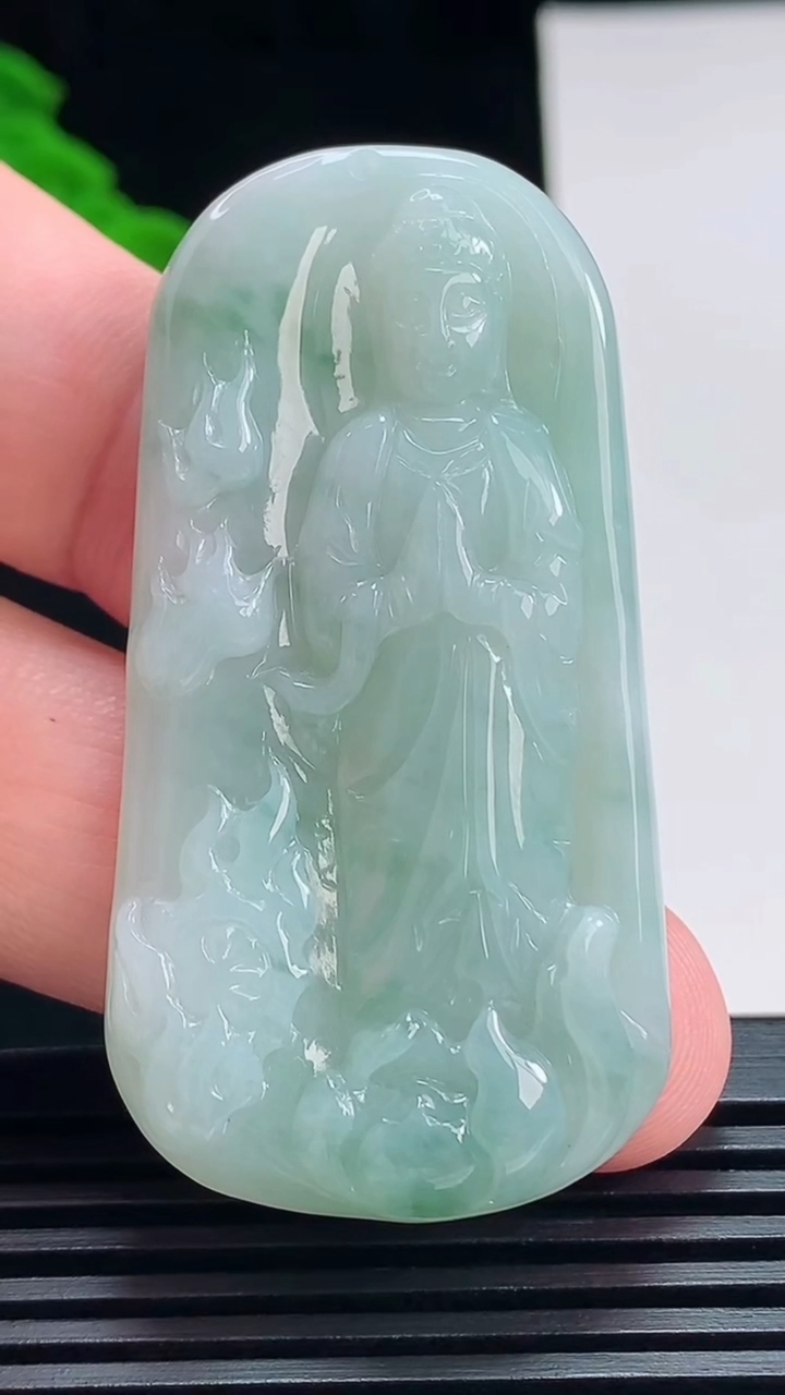 天然A货翡翠观音菩萨吊坠，尺寸54-28-6 重量:18.62g
7月12日