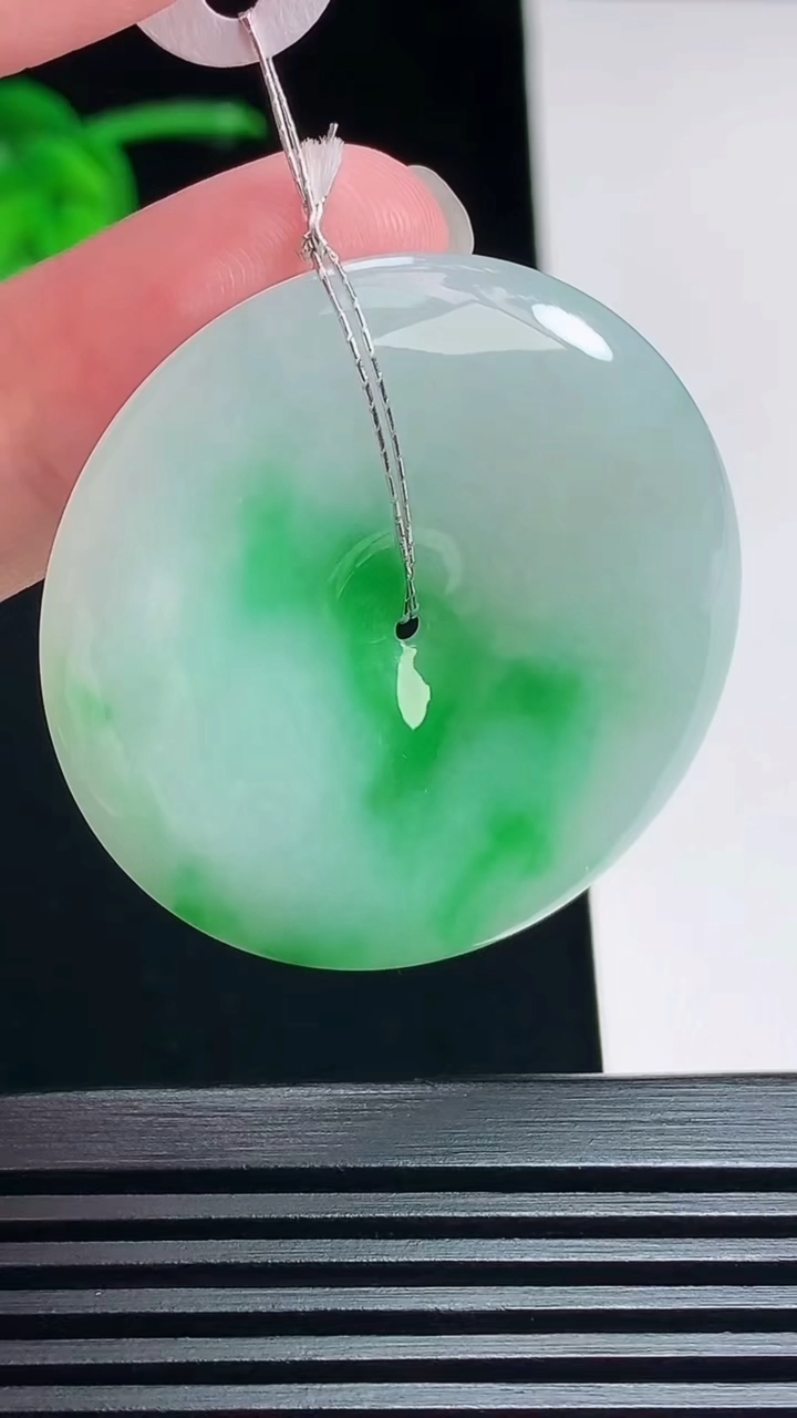 天然A货翡翠平安扣吊坠，尺寸39-5.8 重量:19.56g
7月12日