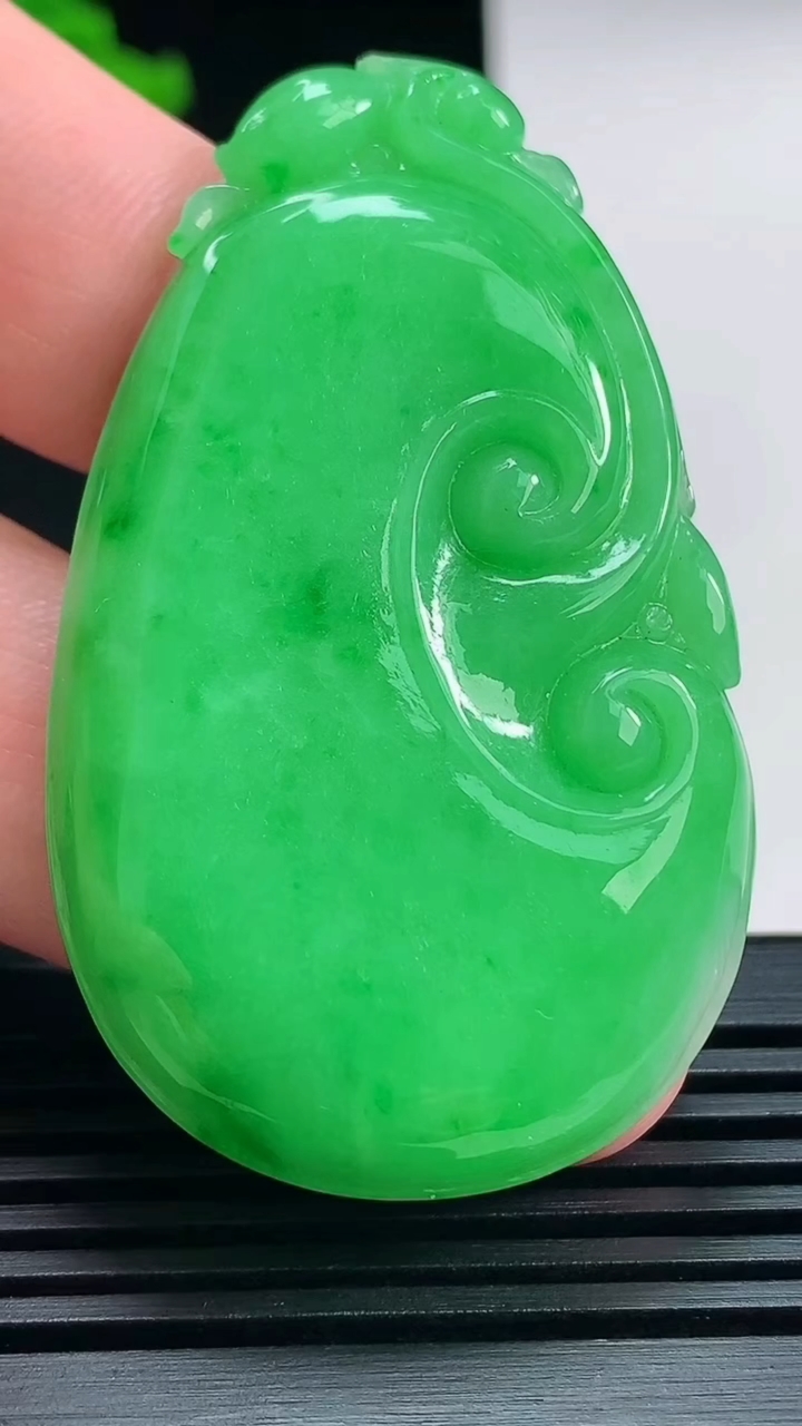 天然A货翡翠如意吊坠，尺寸54-32.5-6 重量:20.00g
7月12日