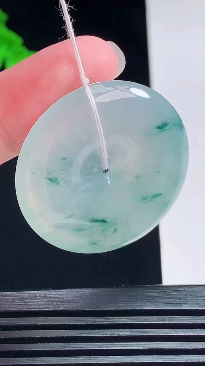 天然A货翡翠种飘花平安扣吊坠，尺寸34-5.2 重量:13.30g
7月12日