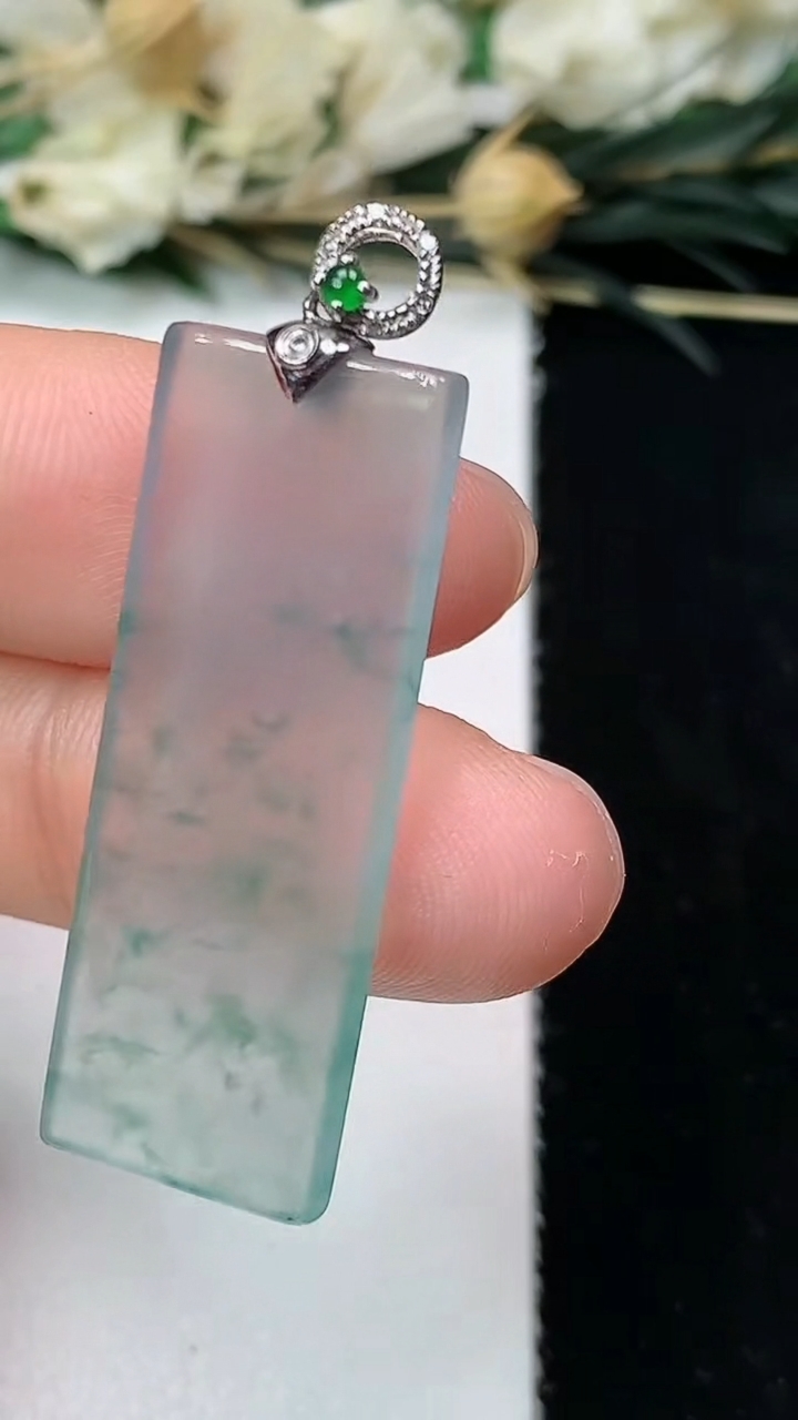 天然A货翡翠飘花无事牌吊坠，尺寸33.6-12.3-2.6，重量:4.22g
7月12日