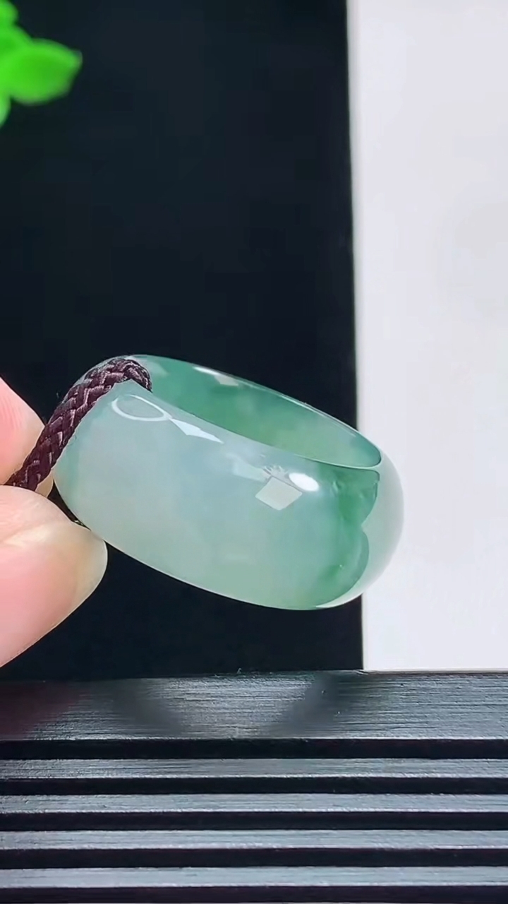 天然A货翡翠飘花素面玉扳指 戒指，尺寸19-10.8-3.8 重量:8.12g2026年7月12日
工厂直销收藏佳品,种好水足，色泽均匀，有种有色，上手高大气！