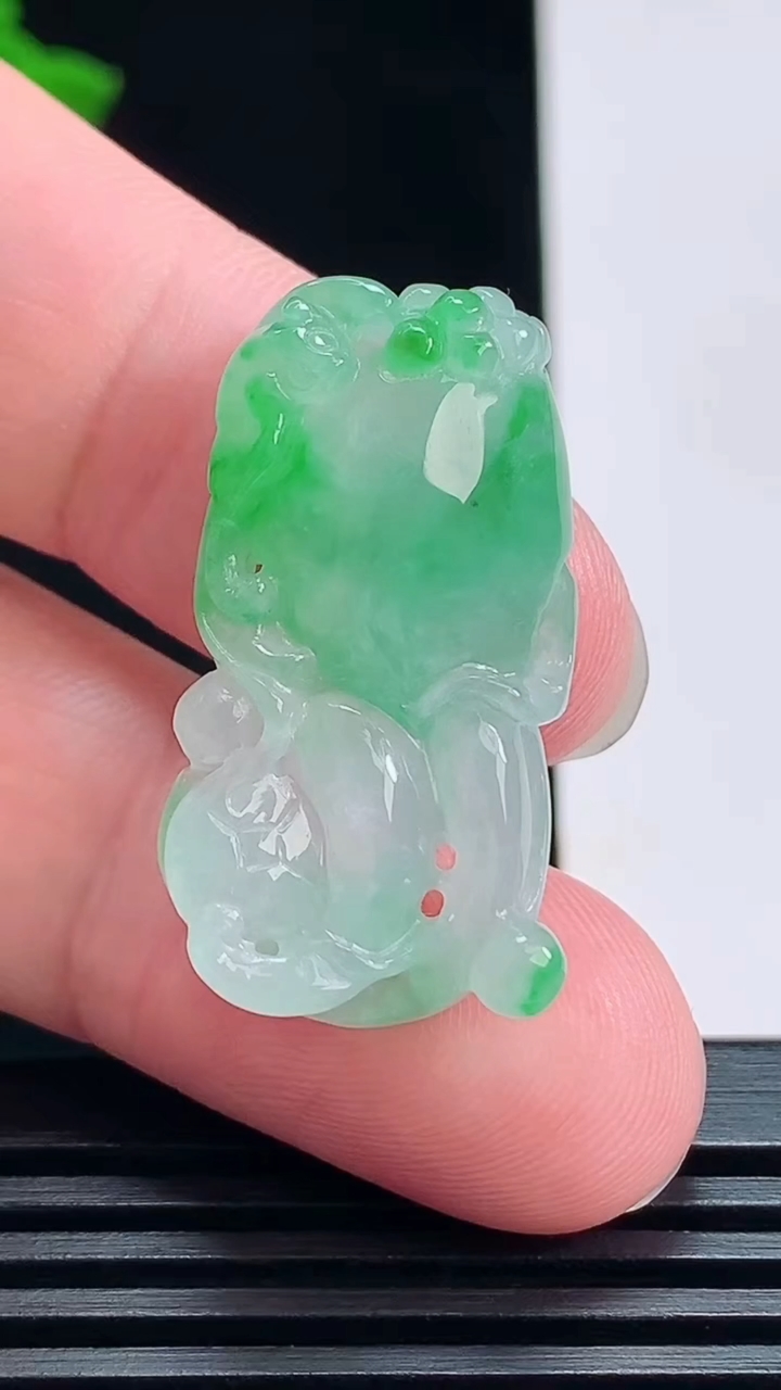 天然A货翡翠佛手瓜吊坠，尺寸31-16-8.6 重量:7.67g
7月12日