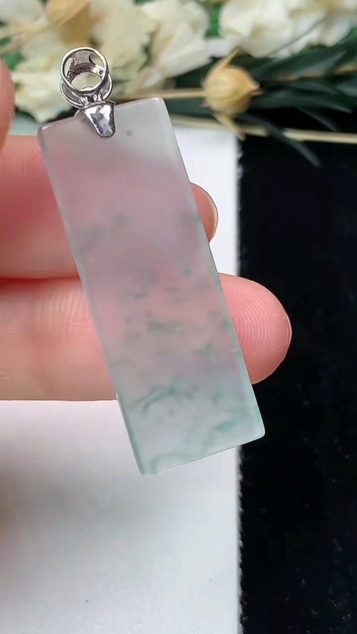 天然A货翡翠飘花无事牌吊坠，尺寸33.6-12.3-2.6，重量:4.22g
7月12日