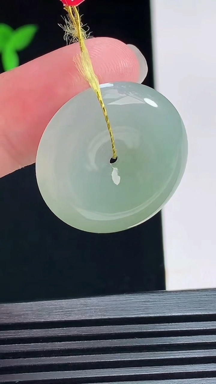 天然A货翡翠平安扣吊坠，尺寸25.5-5.2 重量:7.42g
7月12日